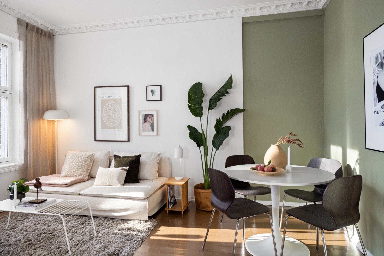 Lys og romslig stue med god plass til sofagruppe, spisebord og annet ønsket møblement Galleribilde