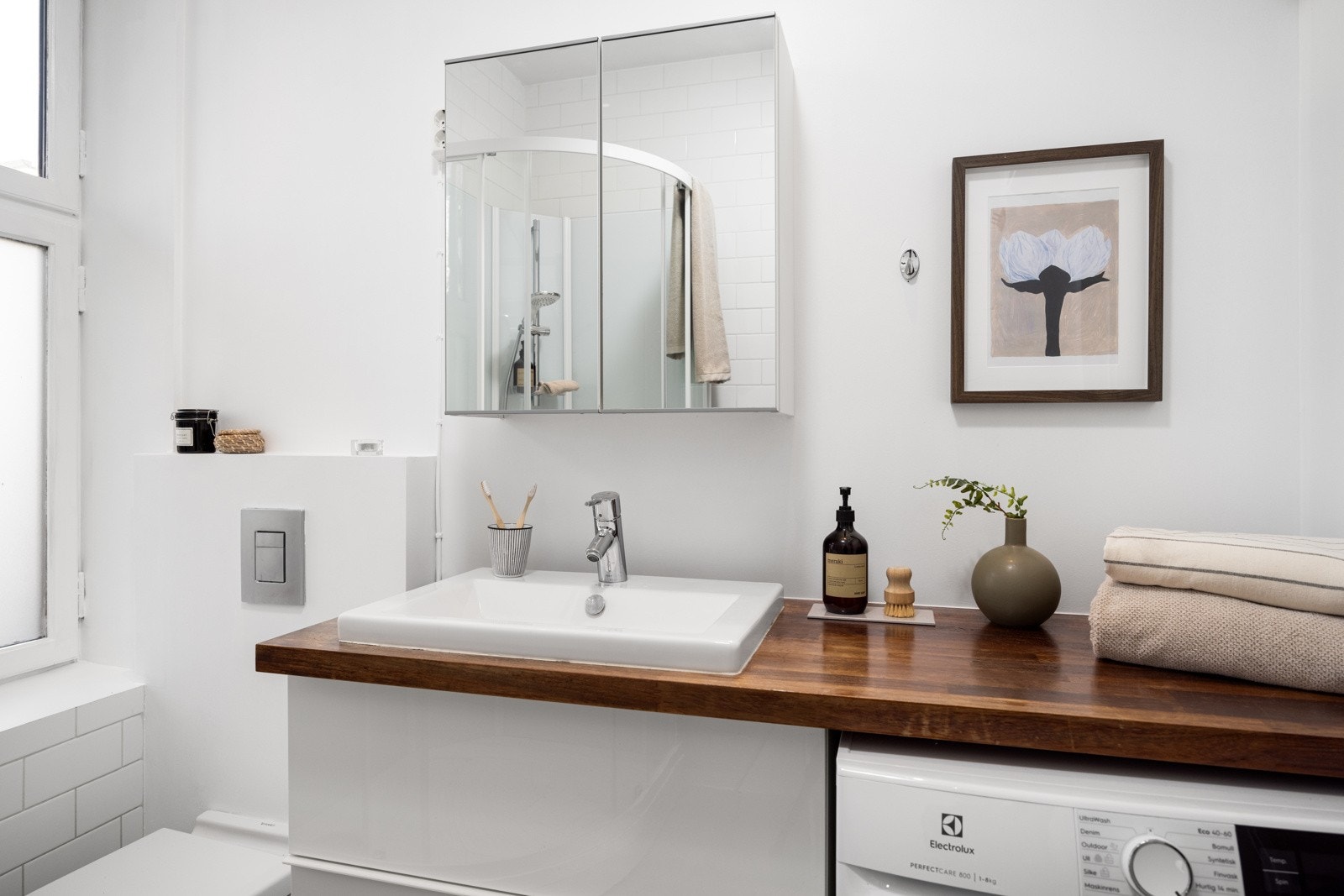 Vegghengt klosett og servant med underskap Galleribilde