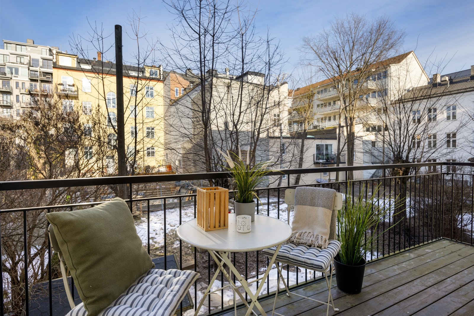 Romslig balkong på 6 kvm med god plass til ønsket utemøblement og grill Galleribilde