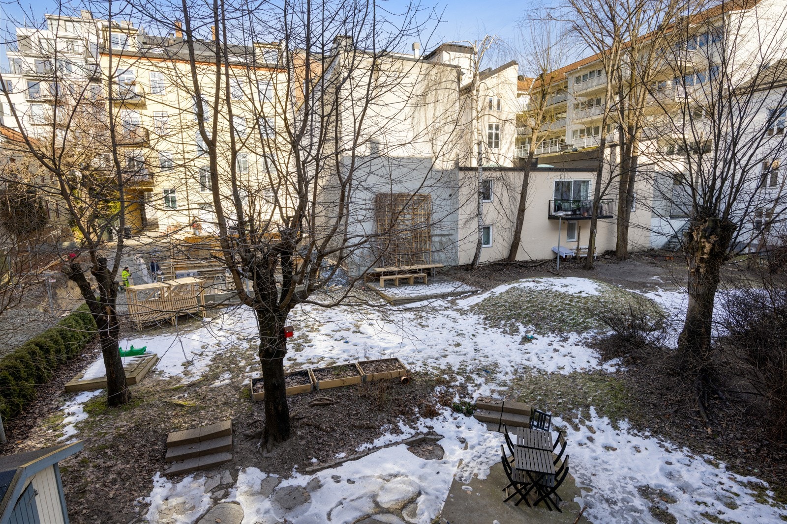 Utsyn fra balkong meget hyggelig opparbeidet bakgård Galleribilde