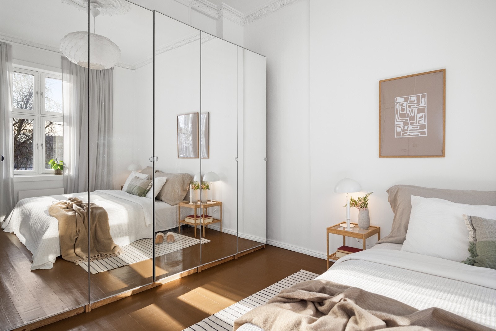 God oppbevaringsplass i garderobeskap (medfølger) Galleribilde