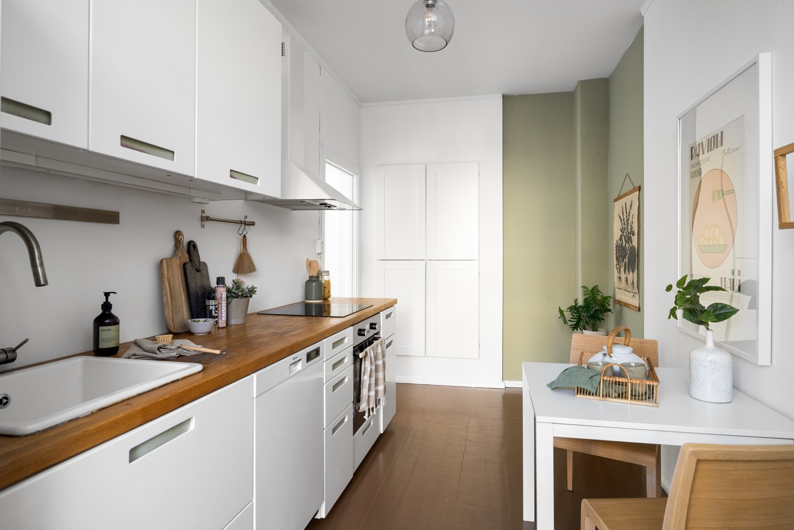 God skap- og benkeplass i kjøkken Galleribilde