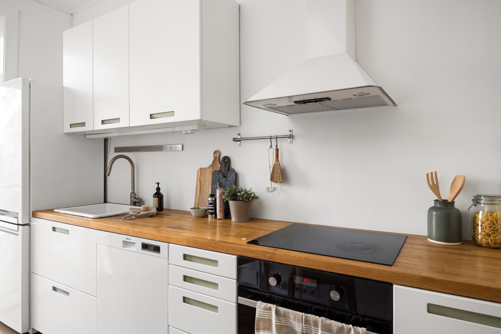 Integrert stekeovn, indusjonstopp og oppvaskmaskin Galleribilde