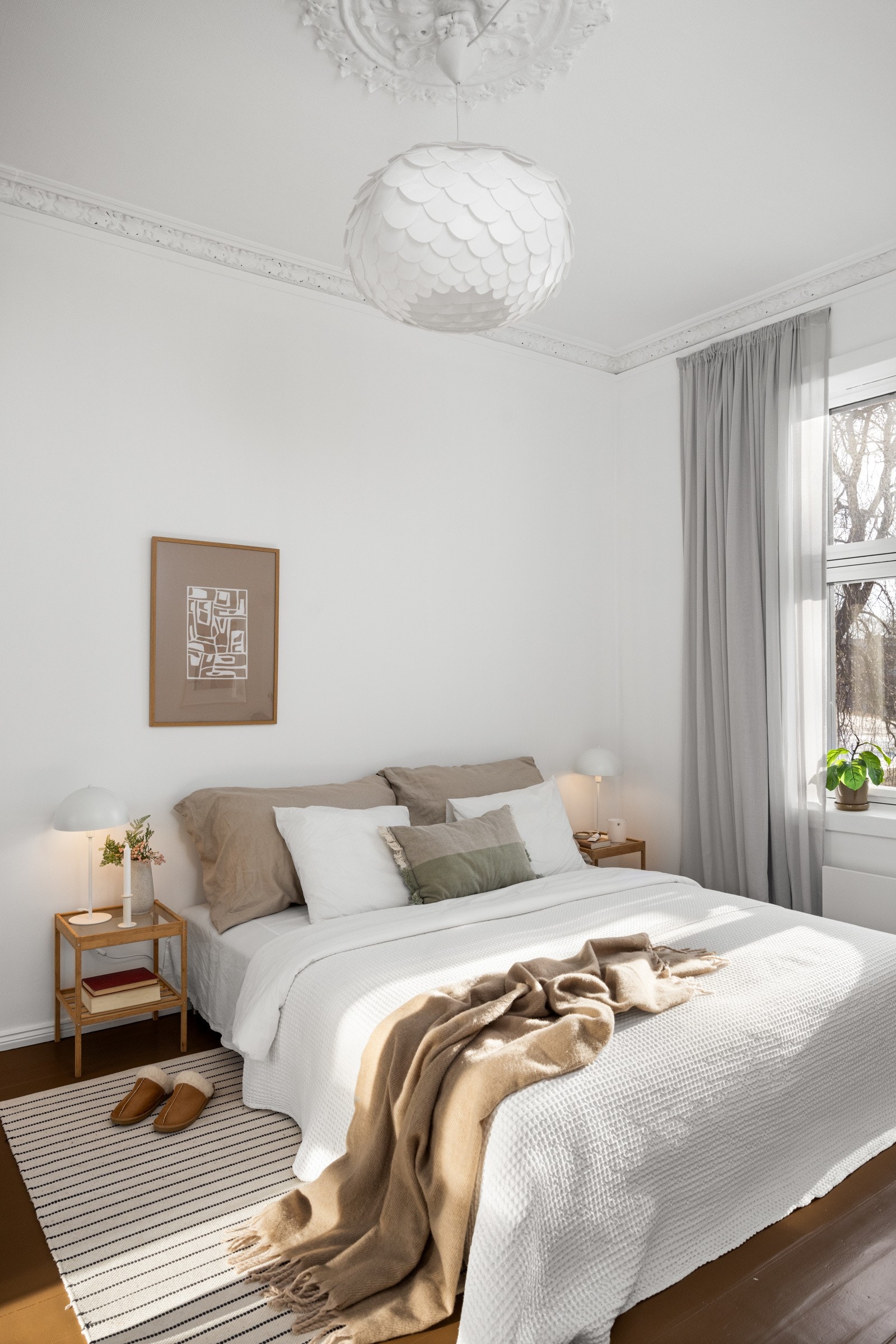 Klassiske detaljer og god takhøyde på 3 meter Galleribilde