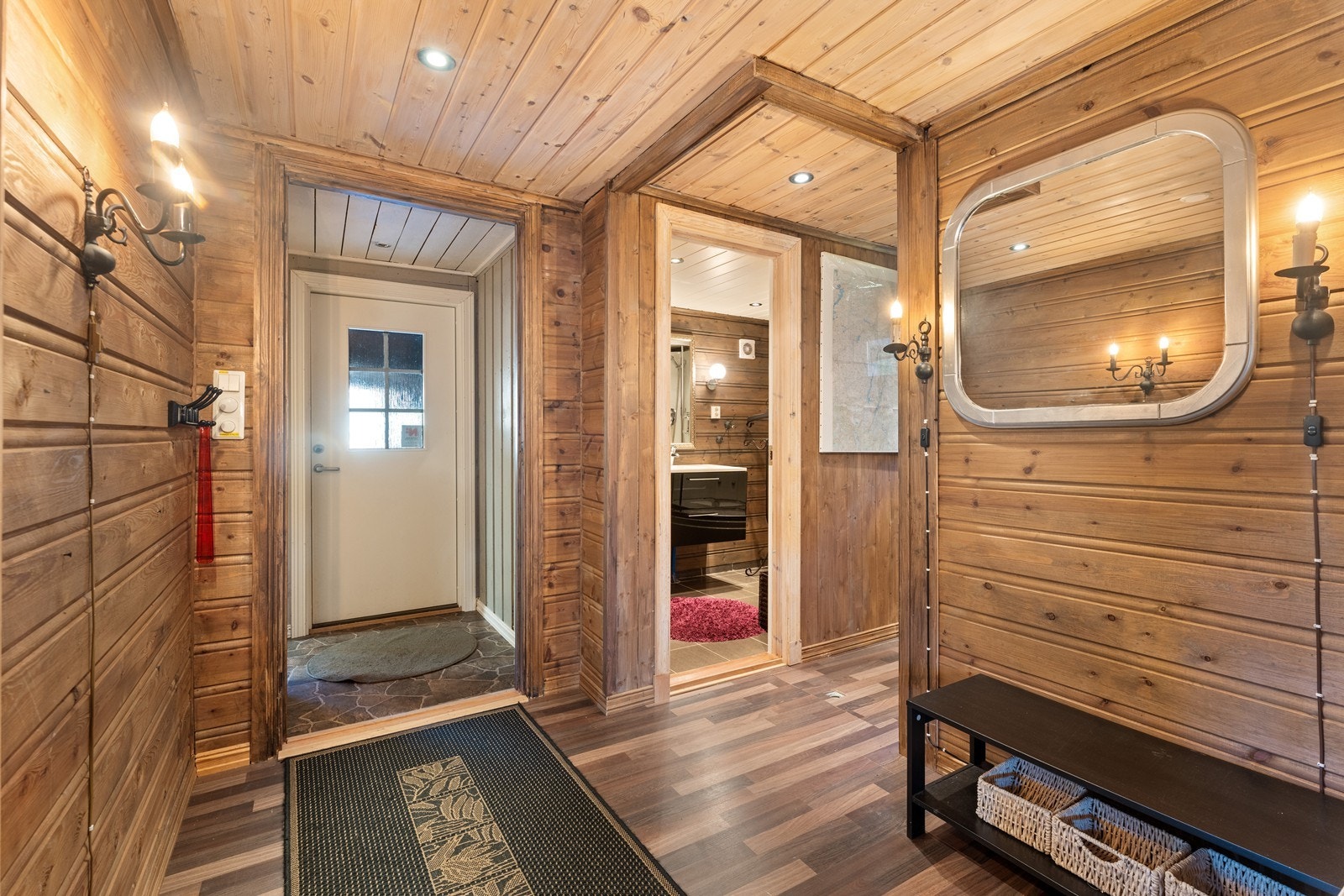 Innenfor vindfanget er et stort garderoberom og en hall Galleribilde