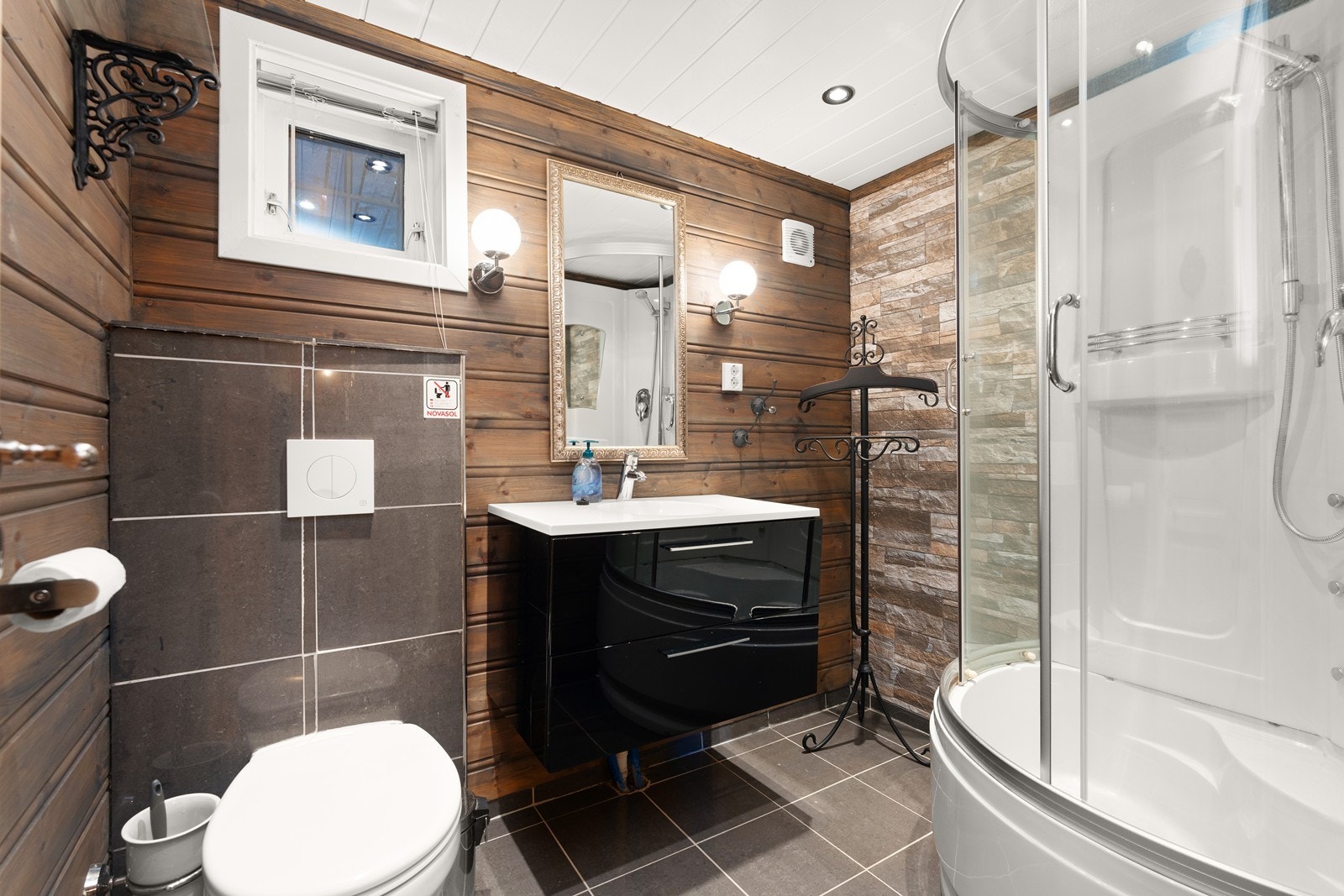 Bad i 1. etg (1 av 2) er innredet med dusjkabinett Galleribilde