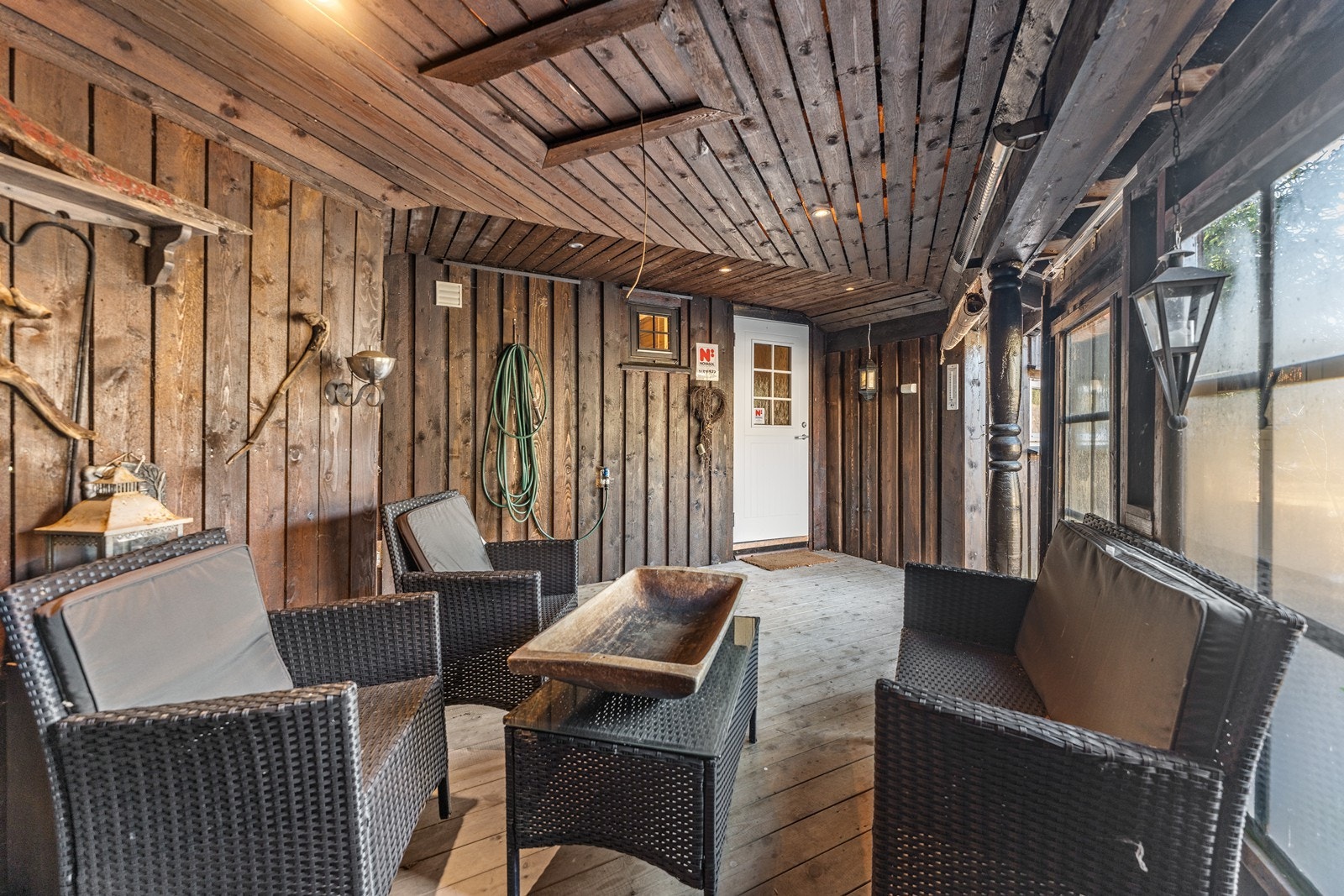 Koselig innredet med varmeovn og god plass til en sittegruppe Galleribilde