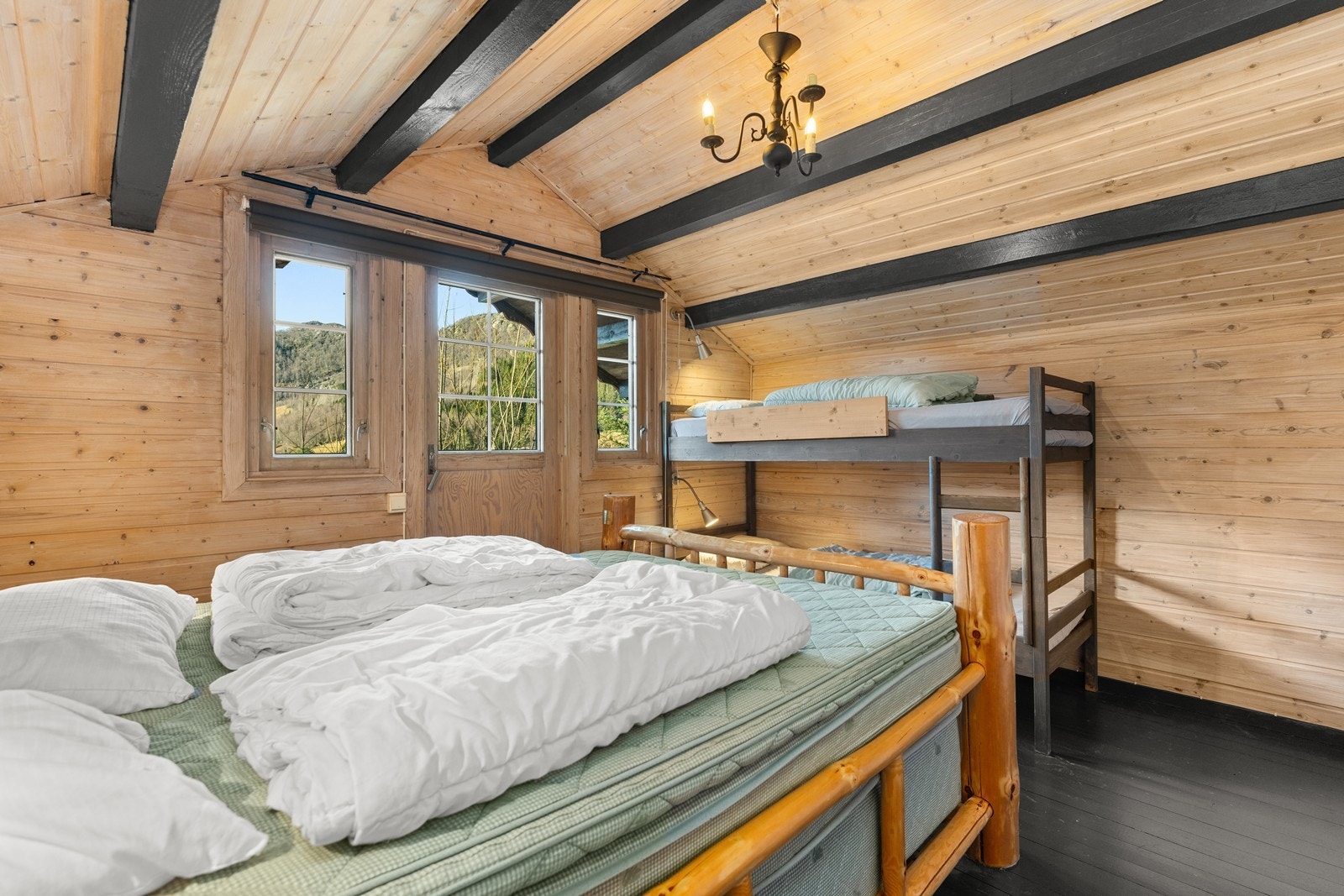 Soverom i 2. etg (3 av 4) - innredet som et familierom Galleribilde