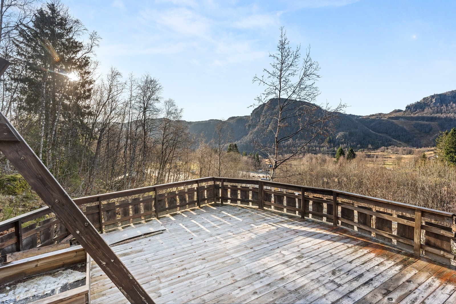 Fin utsikt mot grenda og alpinbakken - fra mars måned er det sol her gjennom hele dagen til solnedgang Galleribilde