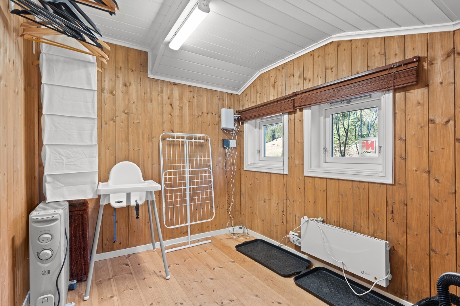 Garderoberommet har god plass til tørk og oppbevaring av ytterklær Galleribilde