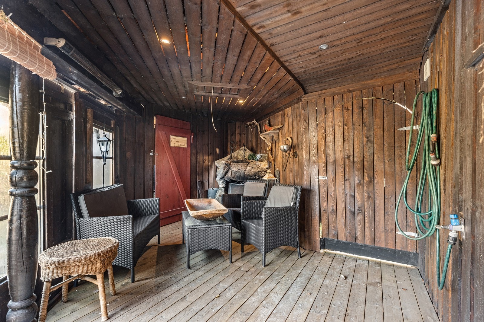 Ved inngangspartiet er det innredet en sitteplass med skyvedør - her sitter man lunt i alle sesonger Galleribilde