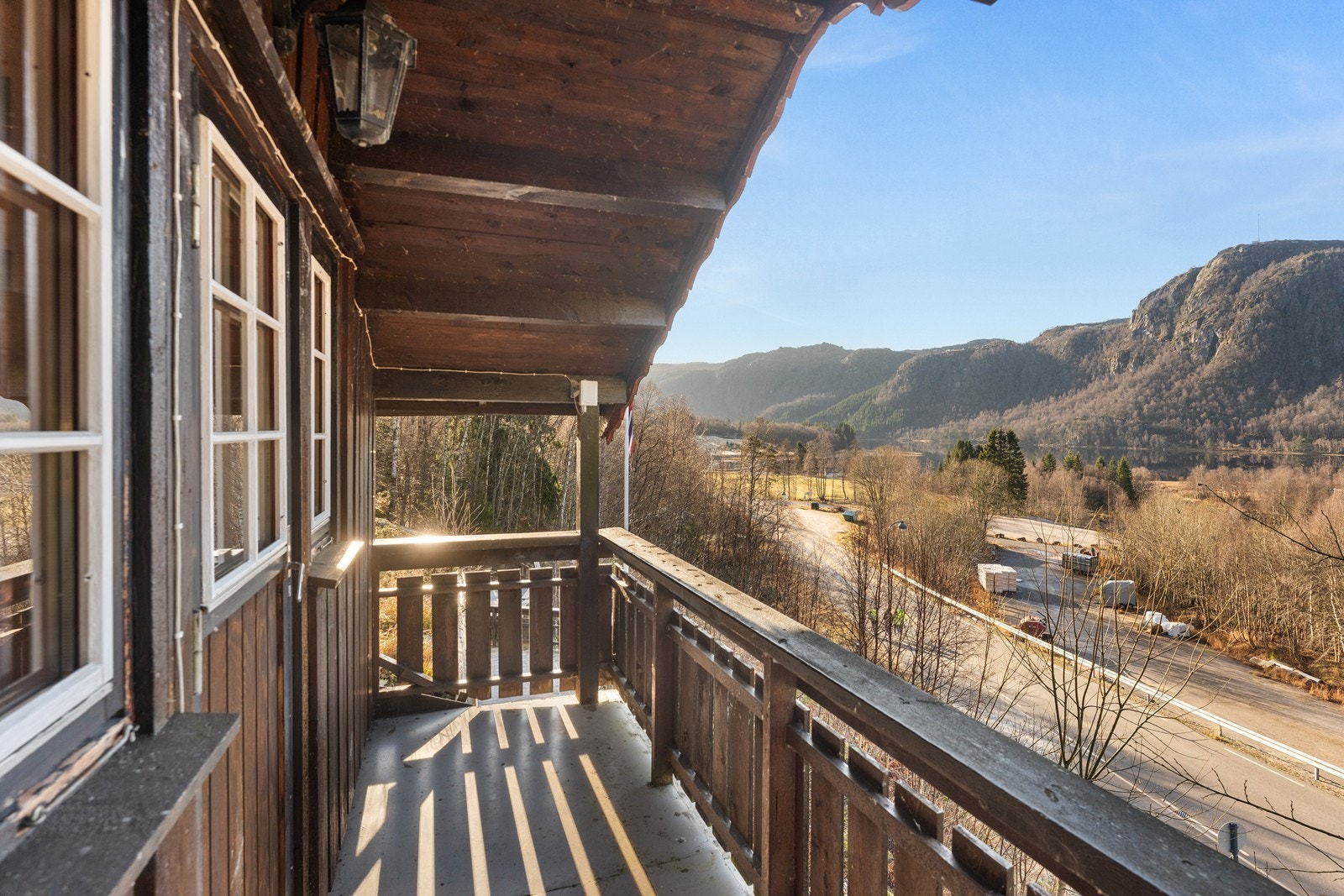 Balkongen i 2. etg er vendt mot sydvest - her kan man nyte ettermiddagene og slikke sol Galleribilde