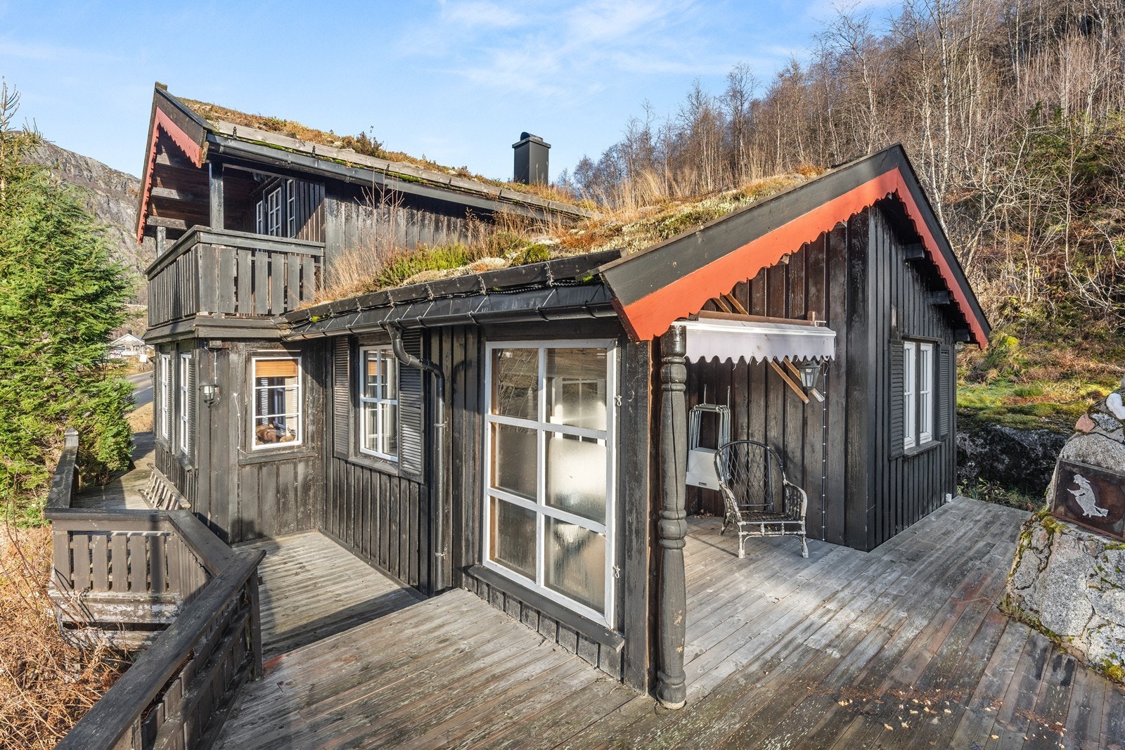 Det er terrasser lang tre sider av hytten og lune kroker til alle sol- og værforhold Galleribilde