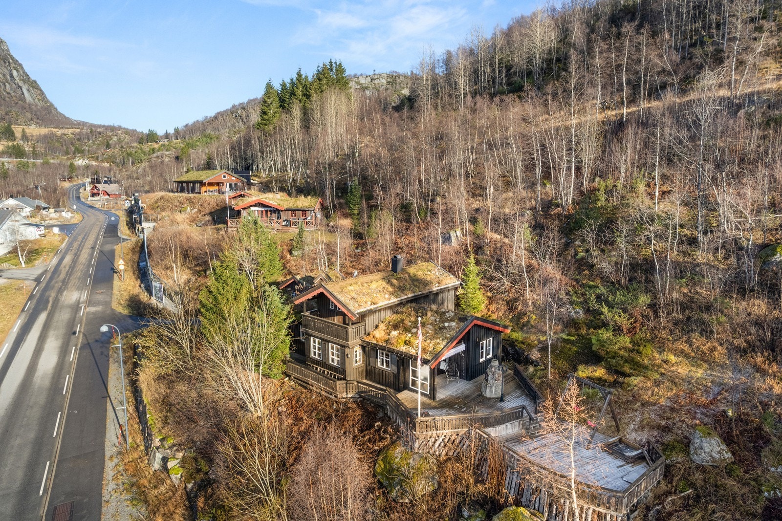 Hytten ligger fint i solhellingen like ved Ljosland Fjellstove Galleribilde