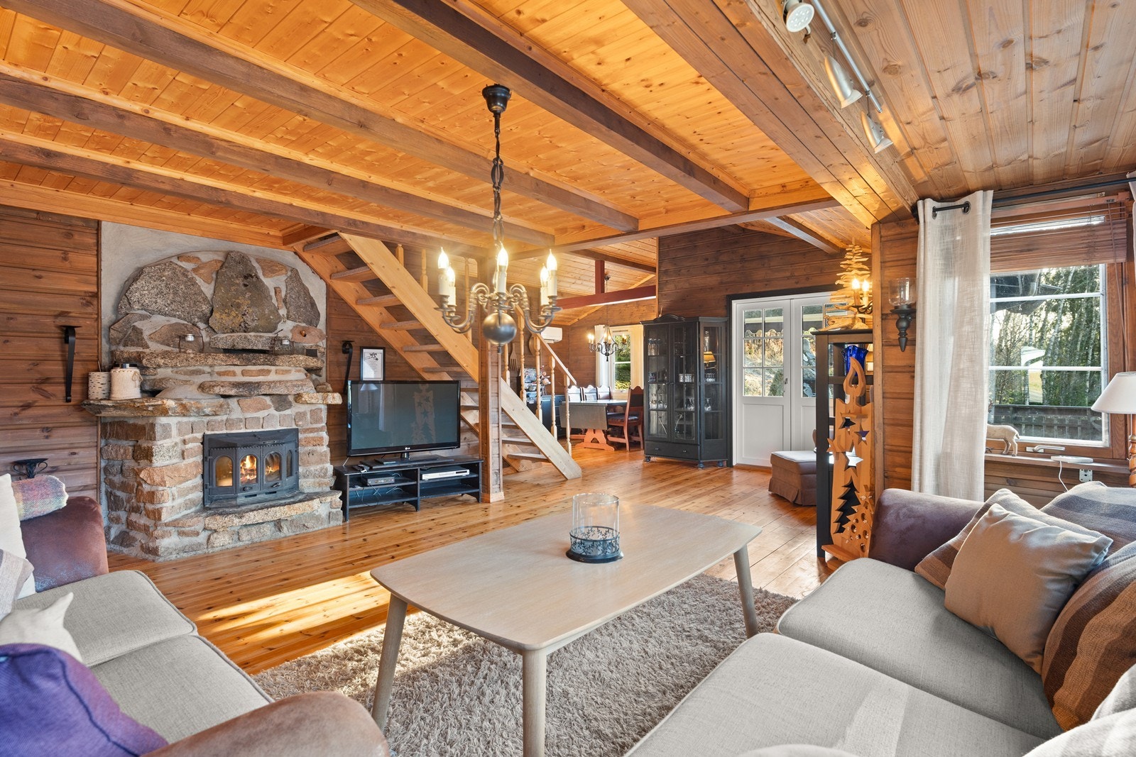 Ildstedet skaper et lunt midtpunkt i stuen Galleribilde