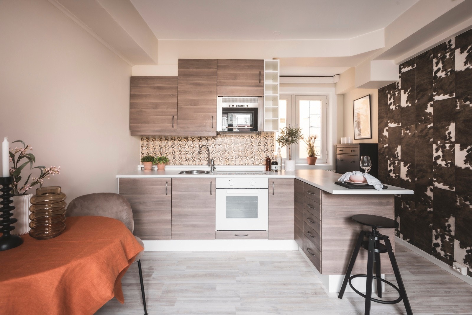 Det er også integrerte hvitevarer som kjøleskap, platetopp og stekeovn, samt opplegg for benkeoppvaskmaskin Galleribilde