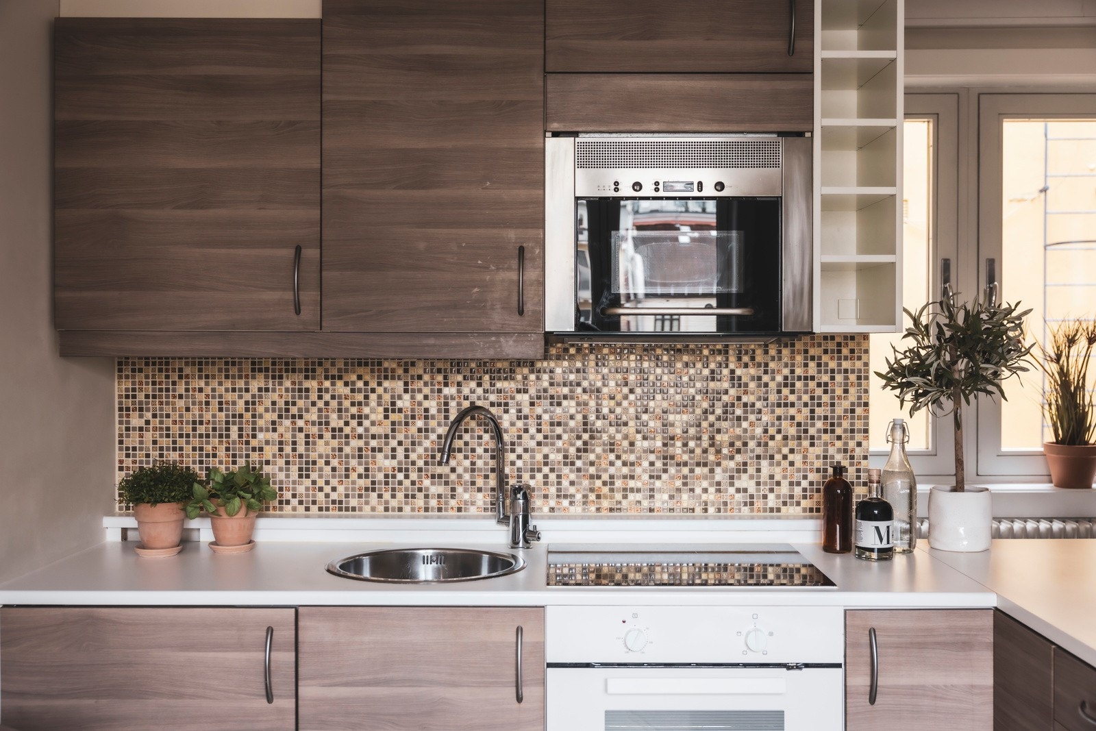 Kjøkkenet har rikelig med oppbevaring i over- og underskap, samt gode arbeidsflater på benkeplaten Galleribilde