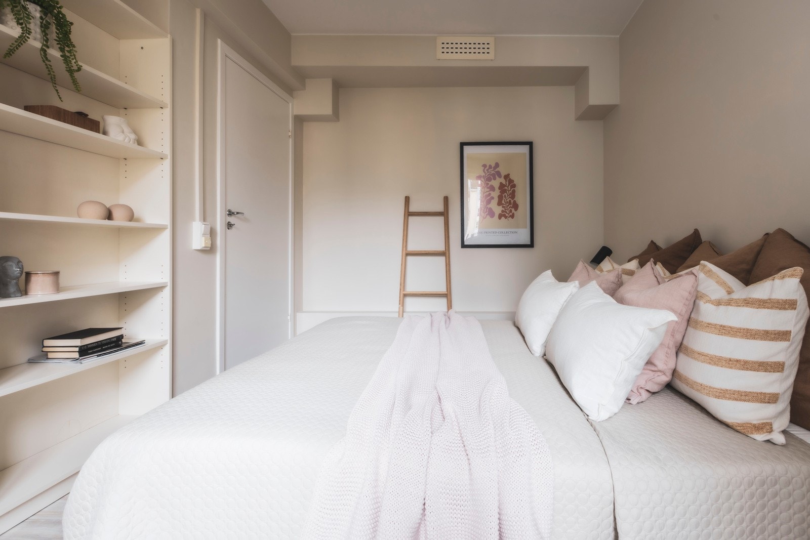 Det er god plass til ønskelig dobbeltseng og øvrig møblement Galleribilde