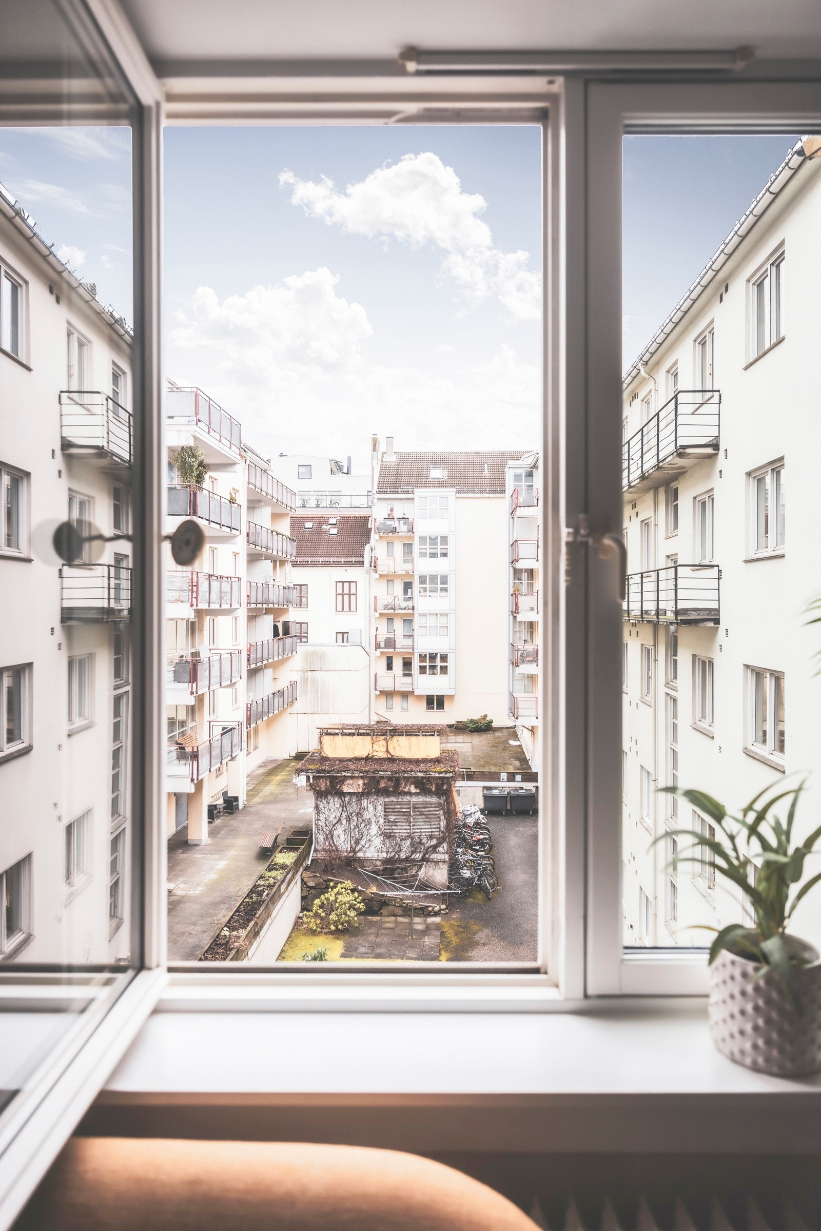 Leiligheten har usjenert internbeliggenhet med fritt utsyn Galleribilde