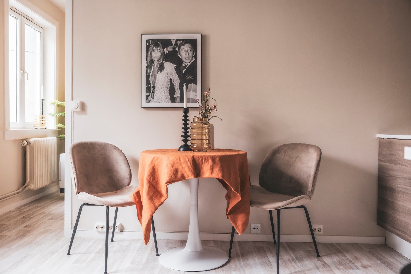 Takhøyden på 2.63m kombinert med rikelig innslipp av naturlig lys gir en god romfølelse Galleribilde