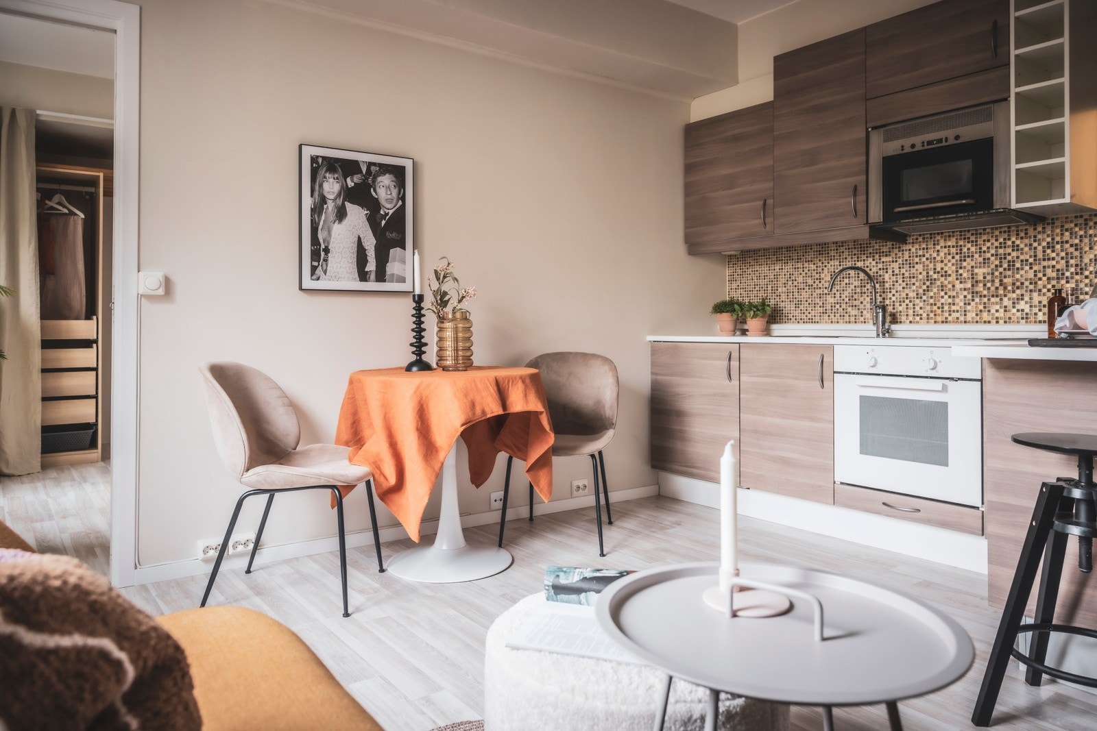 Stuens praktiske utforming gjør det enkelt å innrede soner for sofagruppe og spisebord Galleribilde