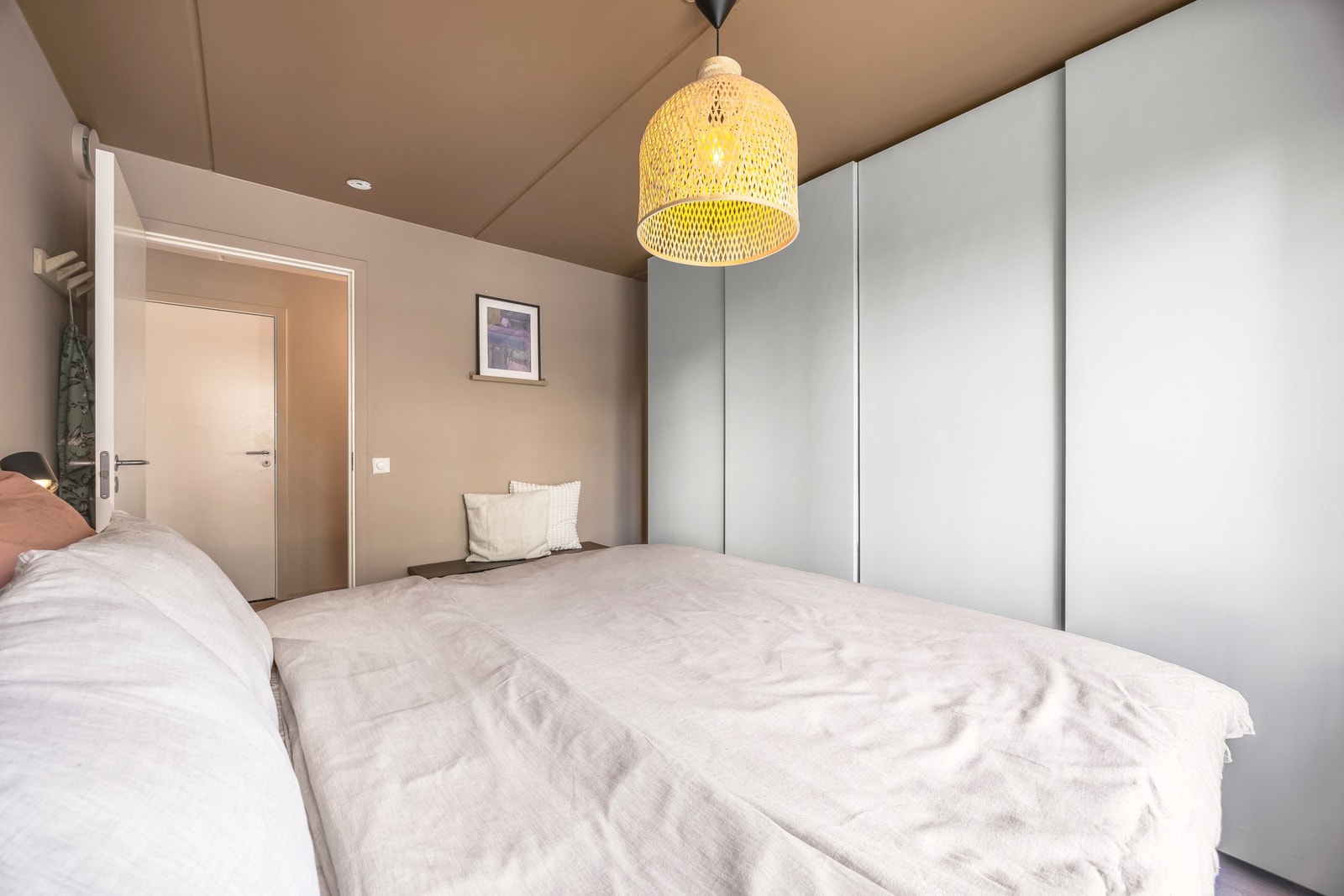 Du har en stor skyvedørsgarderobe på rommet som gir gode oppbevaringsmuligheter. Galleribilde