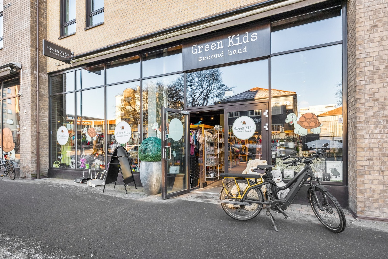 På Løren Torg finner du Green Kids som er en Second Hand butikk hvor man kan selge og kjøpe brukte barneklær og barneutstyr. Galleribilde