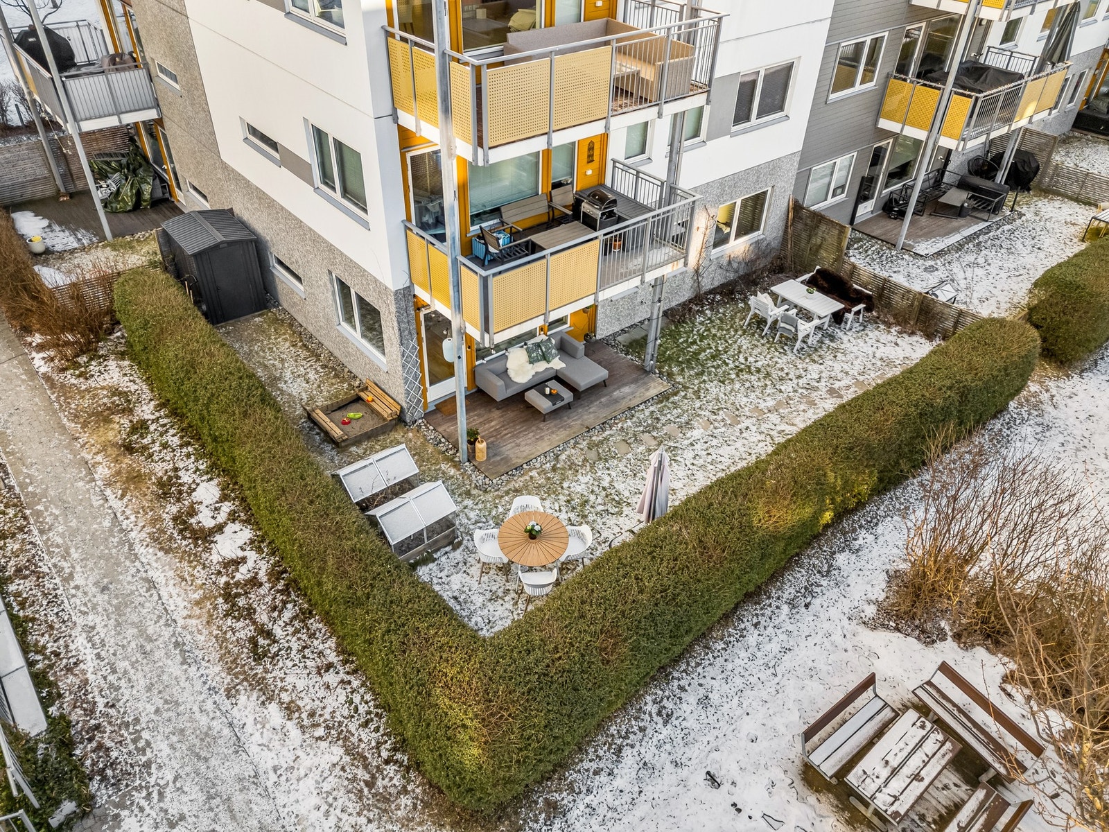 Fantastisk uteområde med flere sittegrupper og små drivhus i hagen. Her har du også en utvendig bod, ideell for oppbevaring av sykler, hageredskaper og annet utstyr. Galleribilde