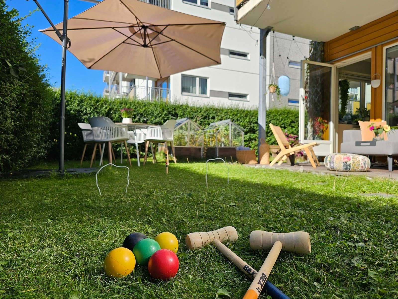 Stor og grønn hage med plass til hagelek - her kan du for eksempel spille croquet. (Selgers bilde) Galleribilde
