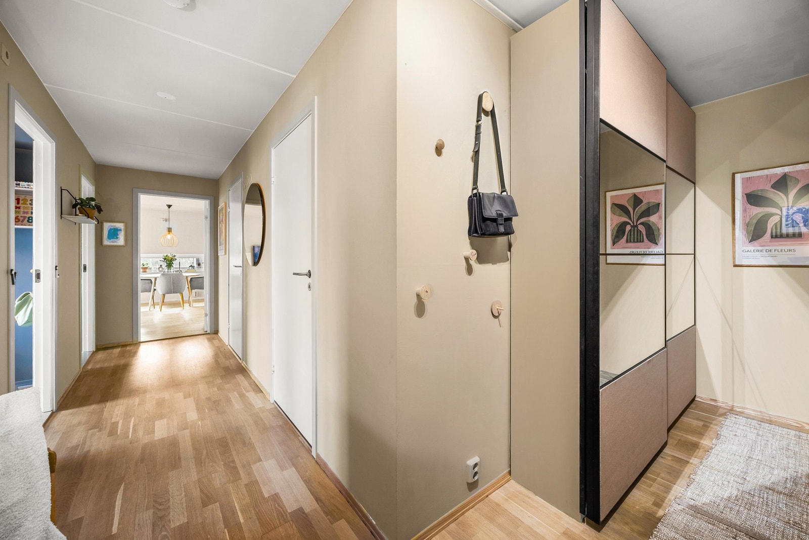 Inngangspartiet ønsker deg velkommen med en skyvedørsgarderobe speilfronter som gir deg rikelig med oppbevaringsplass for yttertøy og sko. Galleribilde