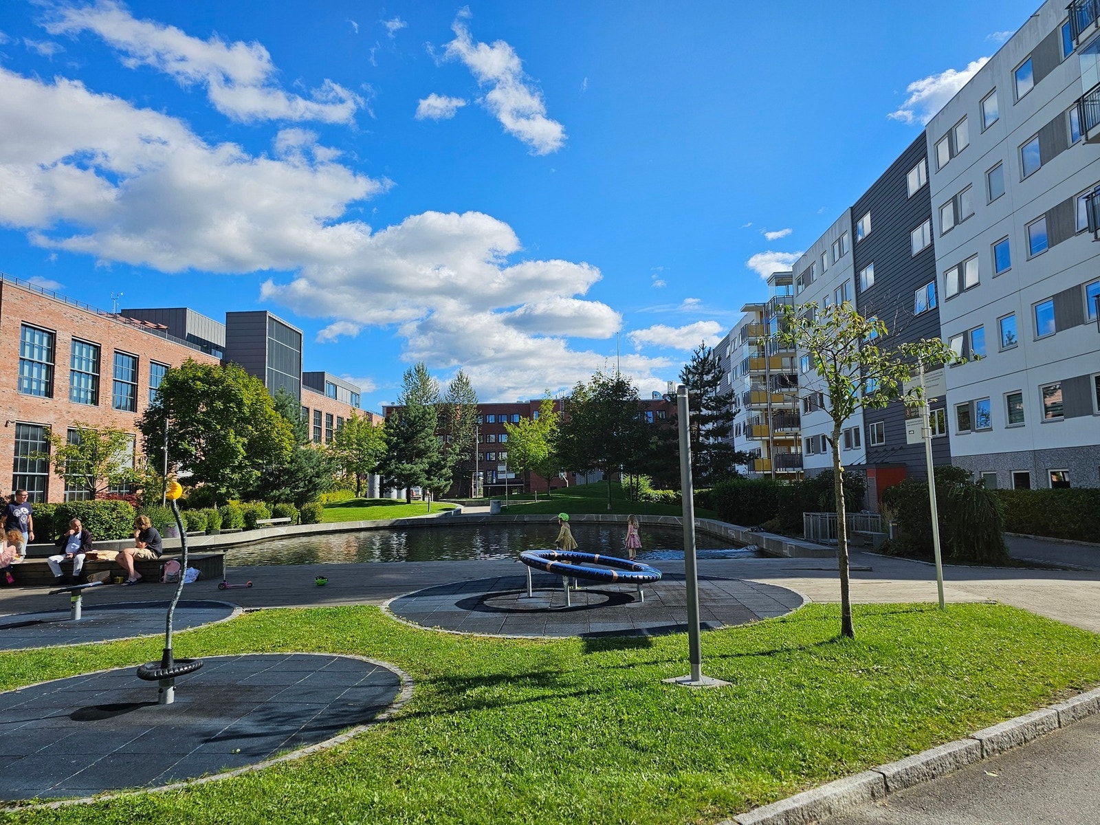 Opparbeidet og velholdt nabolag med lekeplass, vannspeil og grøntareal. Galleribilde
