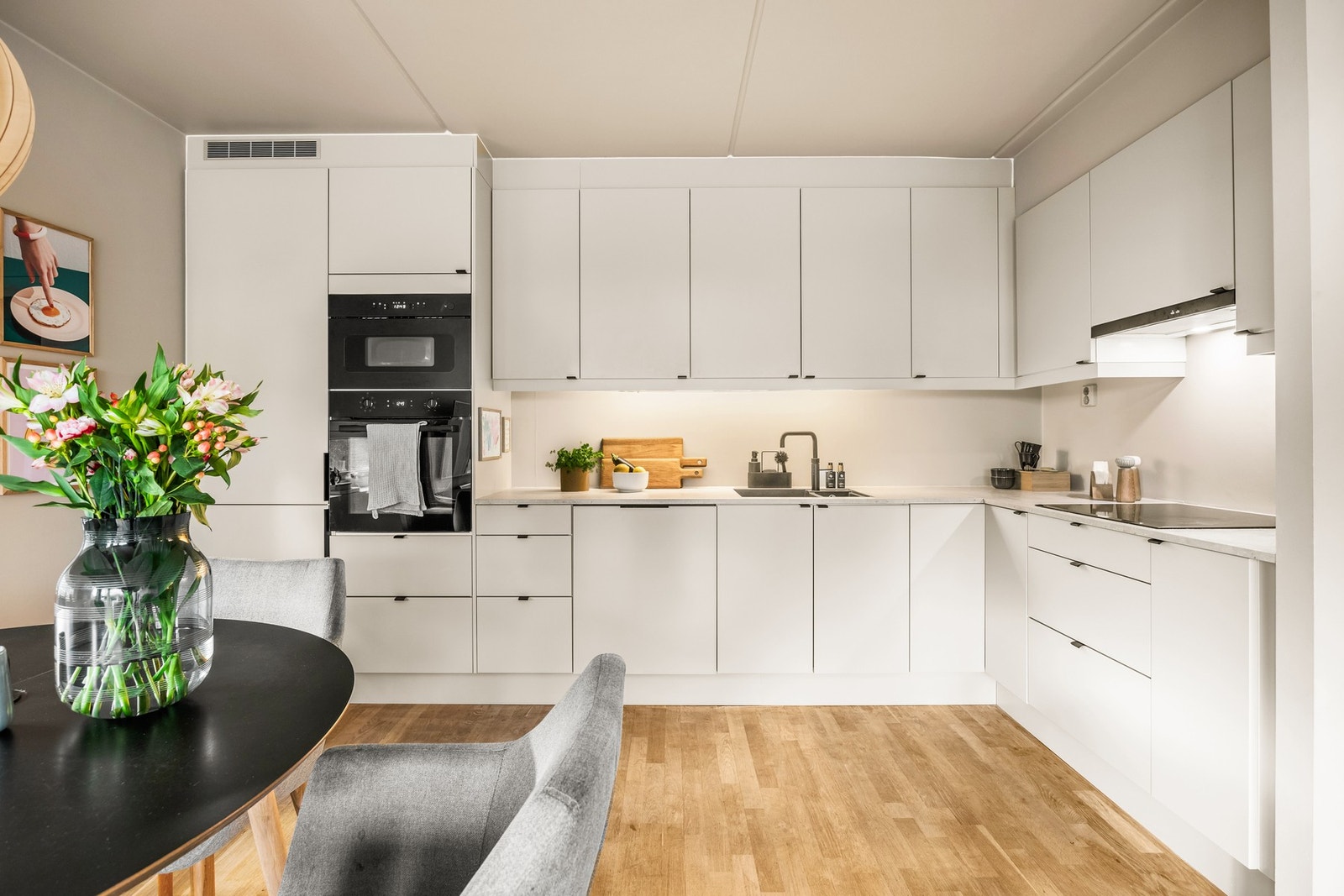 Norema kjøkkeninnredning med glatte og foilerte fronter her har du integrerte hvitevarer med oppgradert Quooker kran. Galleribilde