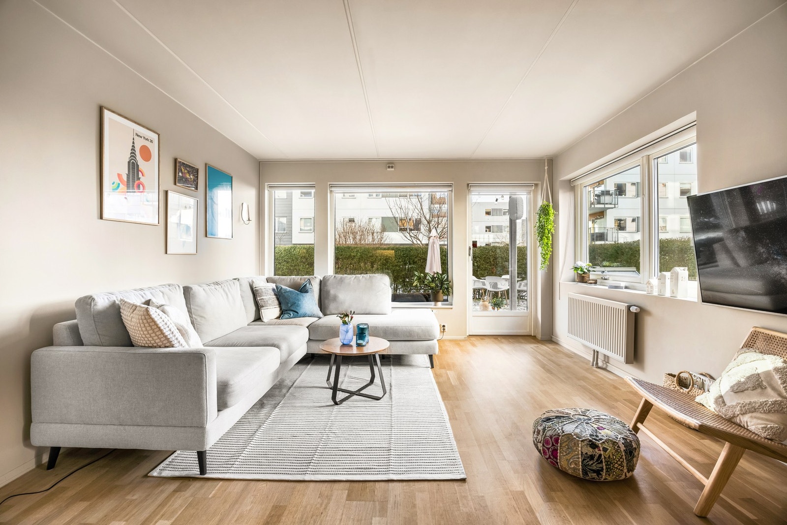 Fra stuen har du direkte utgang til terrasse og hage, som blir en naturlig forlengelse av stuen på sommerstid. Galleribilde