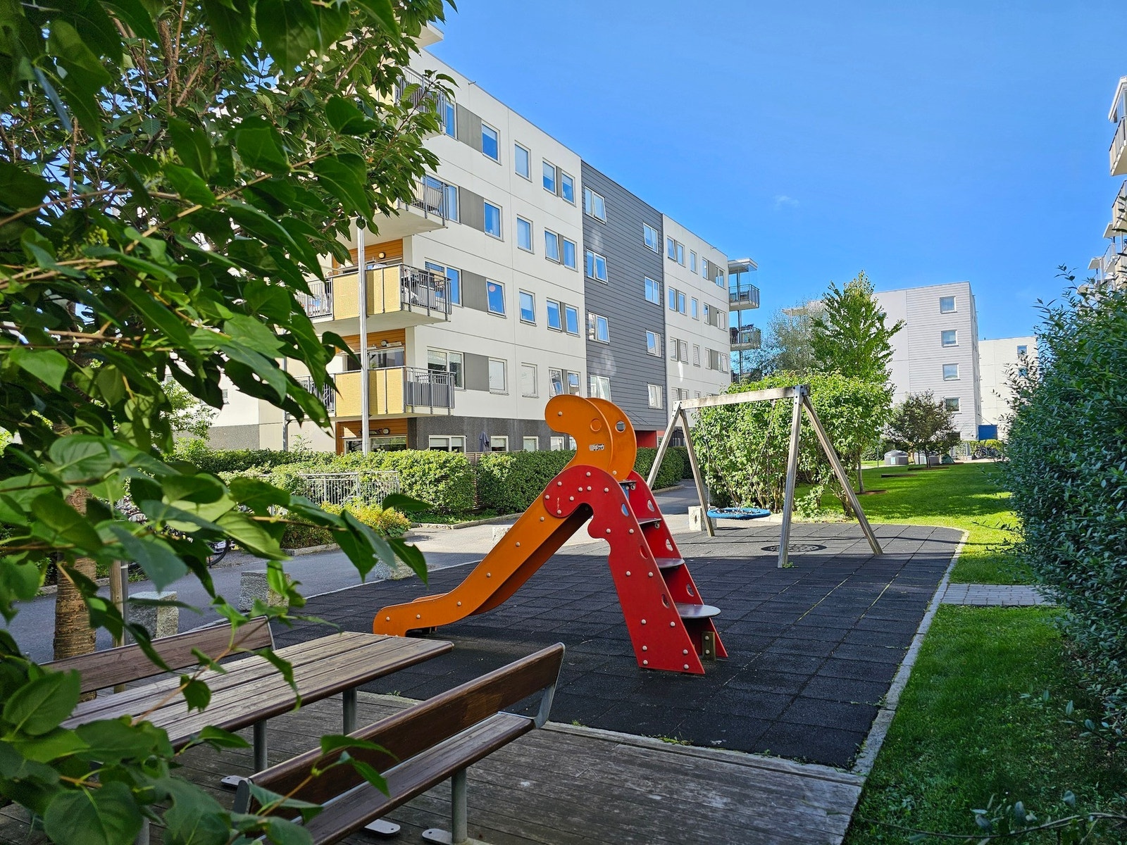 På andre siden av hekken finner du en lekeplass - perfekt for lek og moro Galleribilde