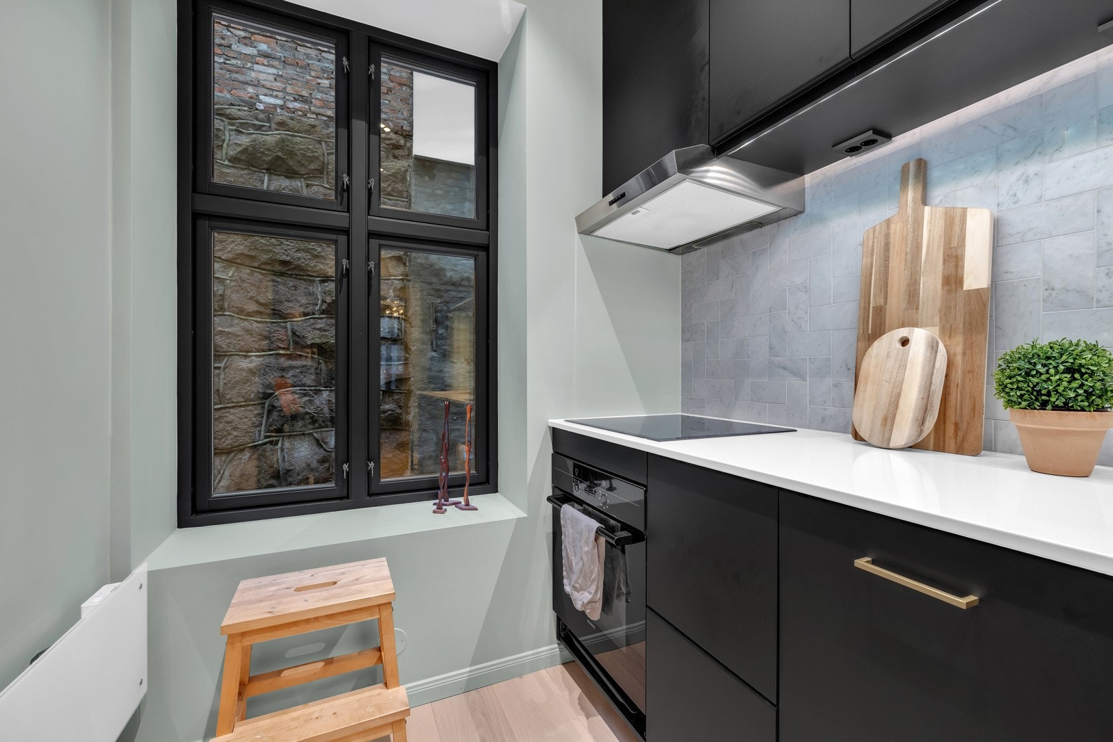 Stort krysspostvindu og veggflater malt i en dus grønnfarge Galleribilde