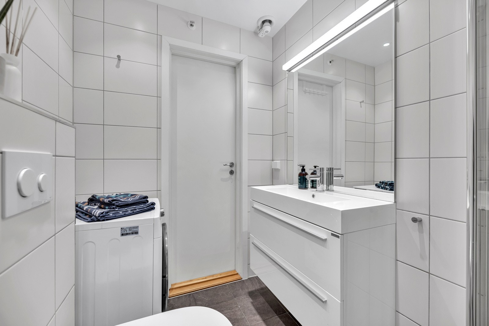 Badet ble pusset opp i 2014 og er utstyrt med vegghengt toalett, opplegg for vaskemaskin og dusjhjørne med regnfallsdusj og innfellbare dører Galleribilde