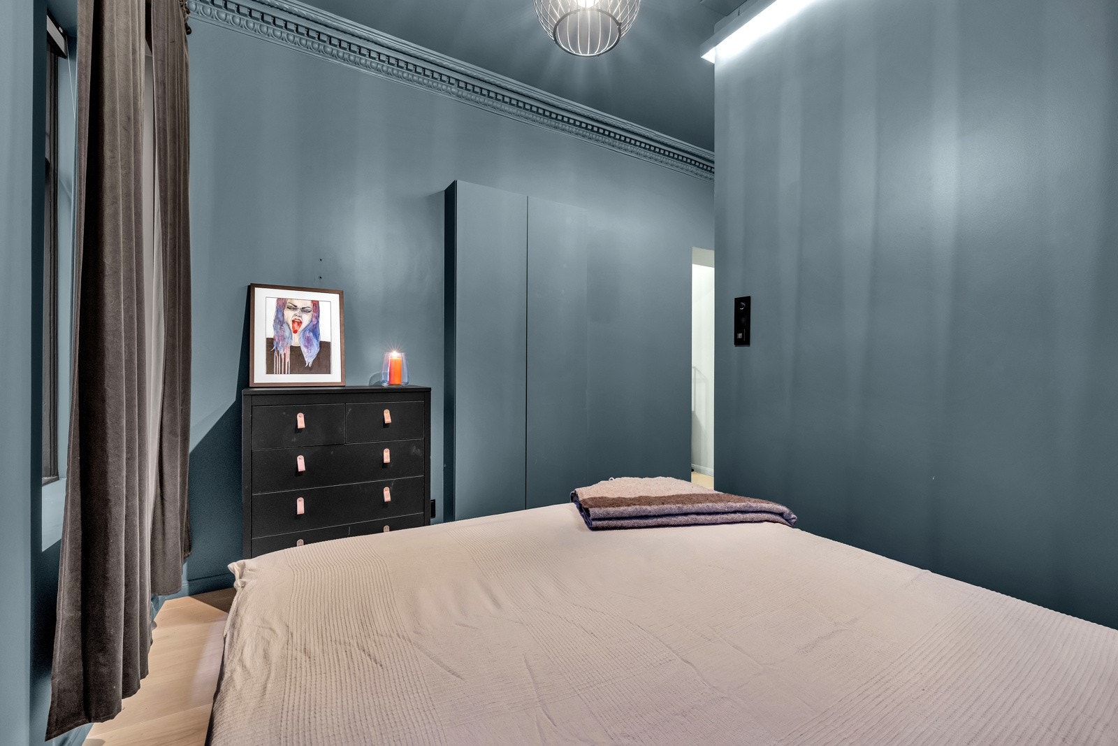 Rommet har et garderobeskap i samme farge, og vakker stukkatur i himlingen setter prikken over i'en Galleribilde