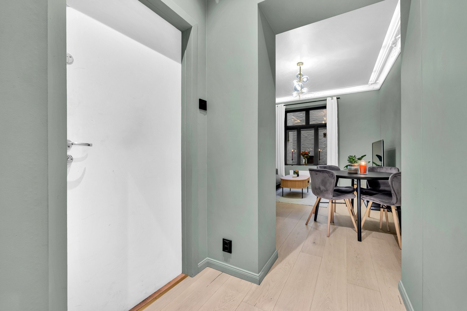 I leiligheten er alle detaljer som stikk, brytere og karmer holdt i sort, noe som bidrar til et stilrent og gjennomført uttrykk Galleribilde