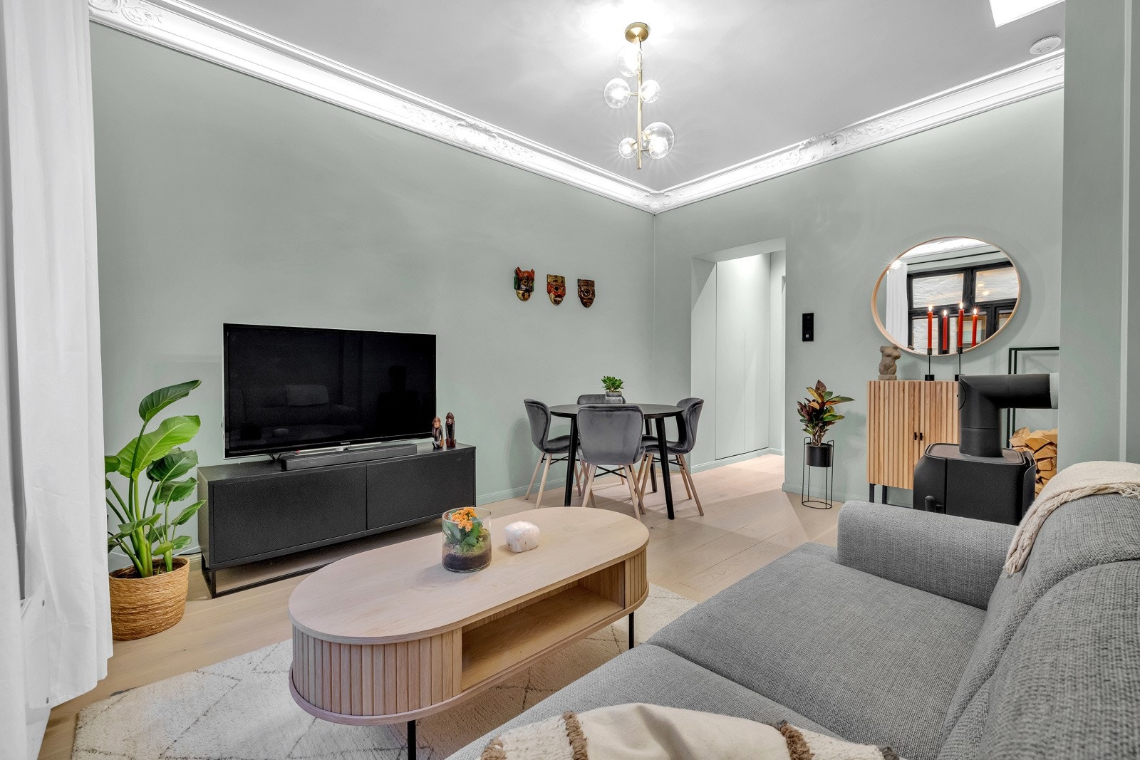 1-stavs eikeparkett kombineres med nydelig stukkatur og duse, grønne veggflater Galleribilde