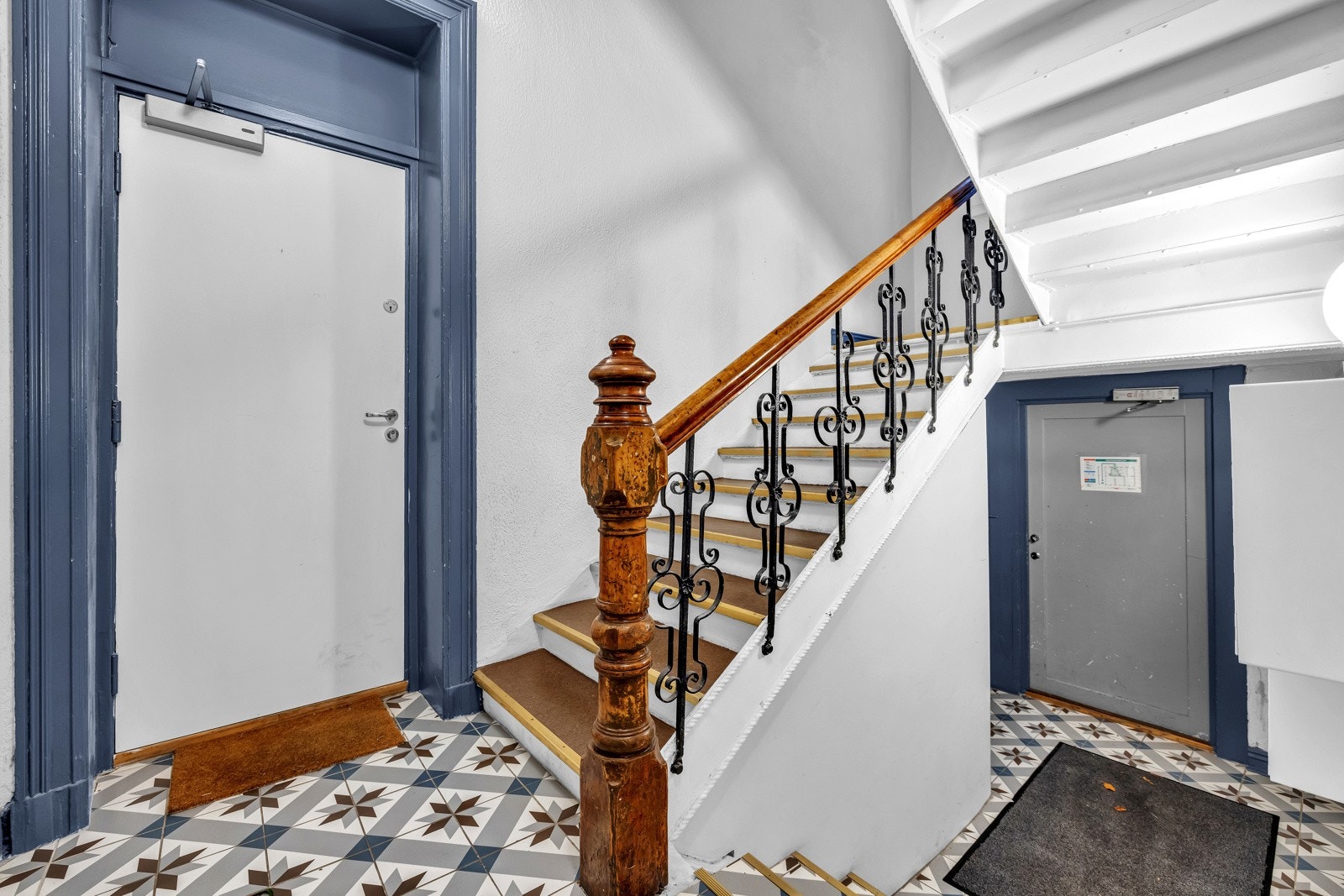 Leiligheten ligger i første etasje og har adkomst via en felles trappeoppgang med vakre detaljer Galleribilde