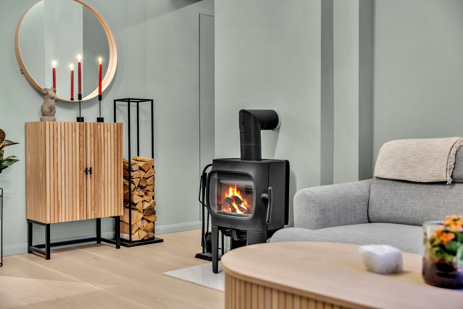 Med både peisovn og gulvvarme får man det lunt og godt i stuen Galleribilde