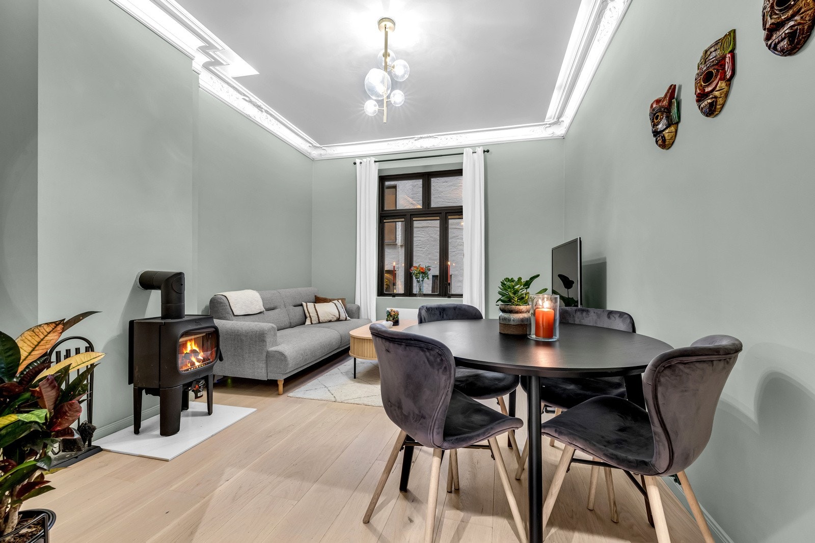 Stuen er et åpent og innbydende oppholdsrom, hvor et stort T-postvindu gir fine lysforhold Galleribilde