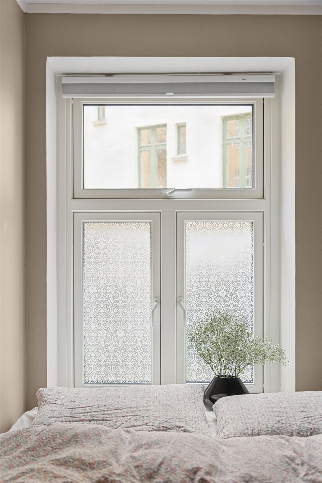 Hele boligen vender ut mot en rolig indre gård. Legg merke til den smarte innsynskjermingen på vinduet Galleribilde