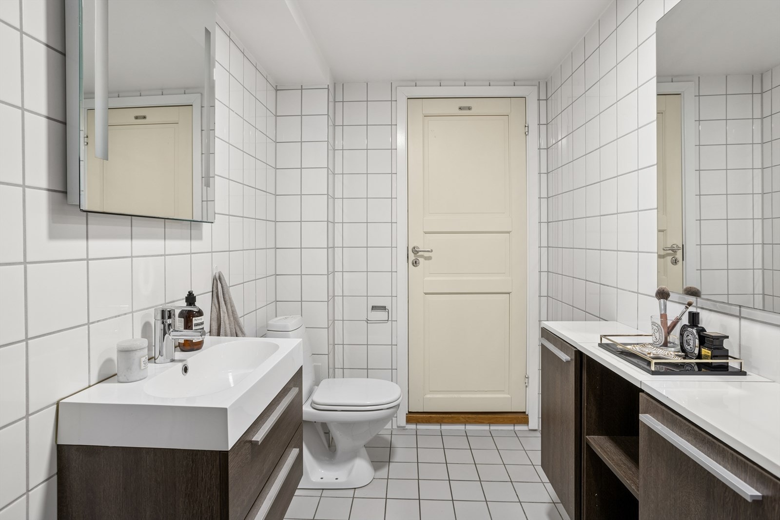 Badet har fått tg 3 under punktet "tilliggende konstruksjoner våtrom". Det nevnes i tidligere prospekt at det er registrert svertesopp på gipsplatenes bakside og symptomer på fukt i nedre del av vegger i dusj. Se tilstandsrapport for nærmere informasjon Galleribilde