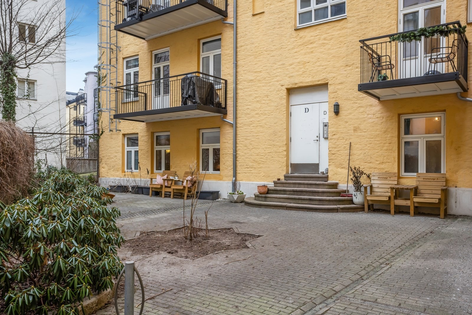 Trivelig inngangsparti til sameiet via indre gård Galleribilde