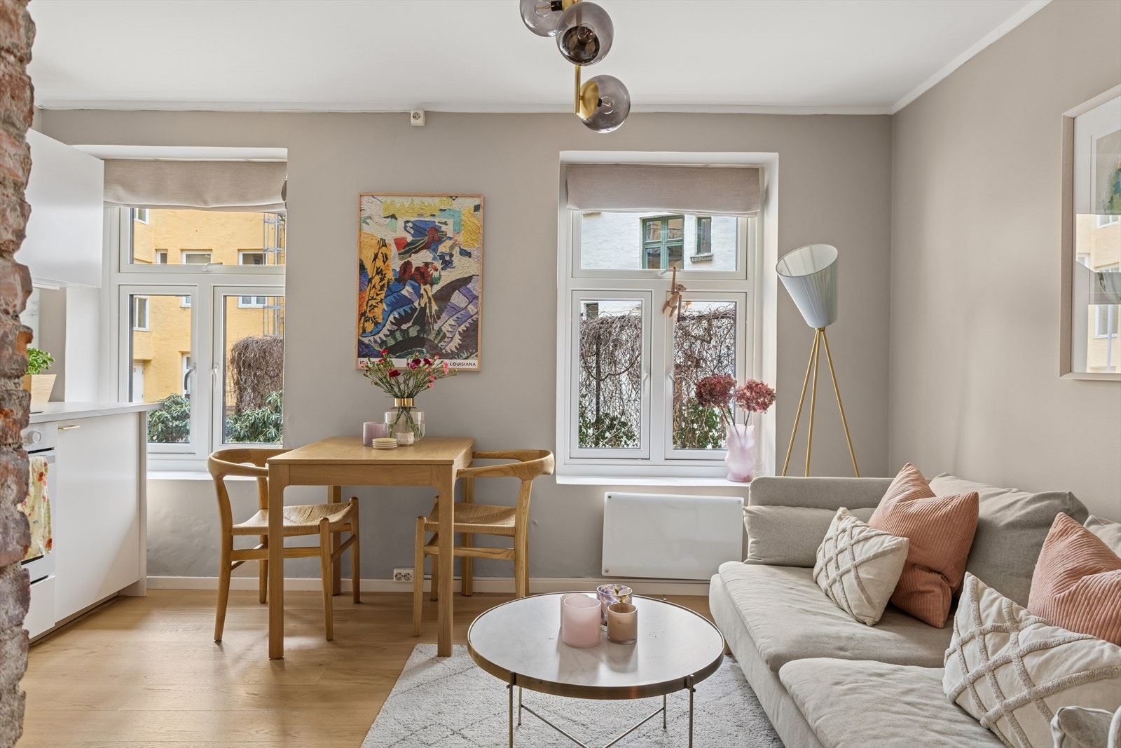 Store vindusflater slipper inn rikelig med lys. Vinduene er forøvrig byttet i 2024 Galleribilde