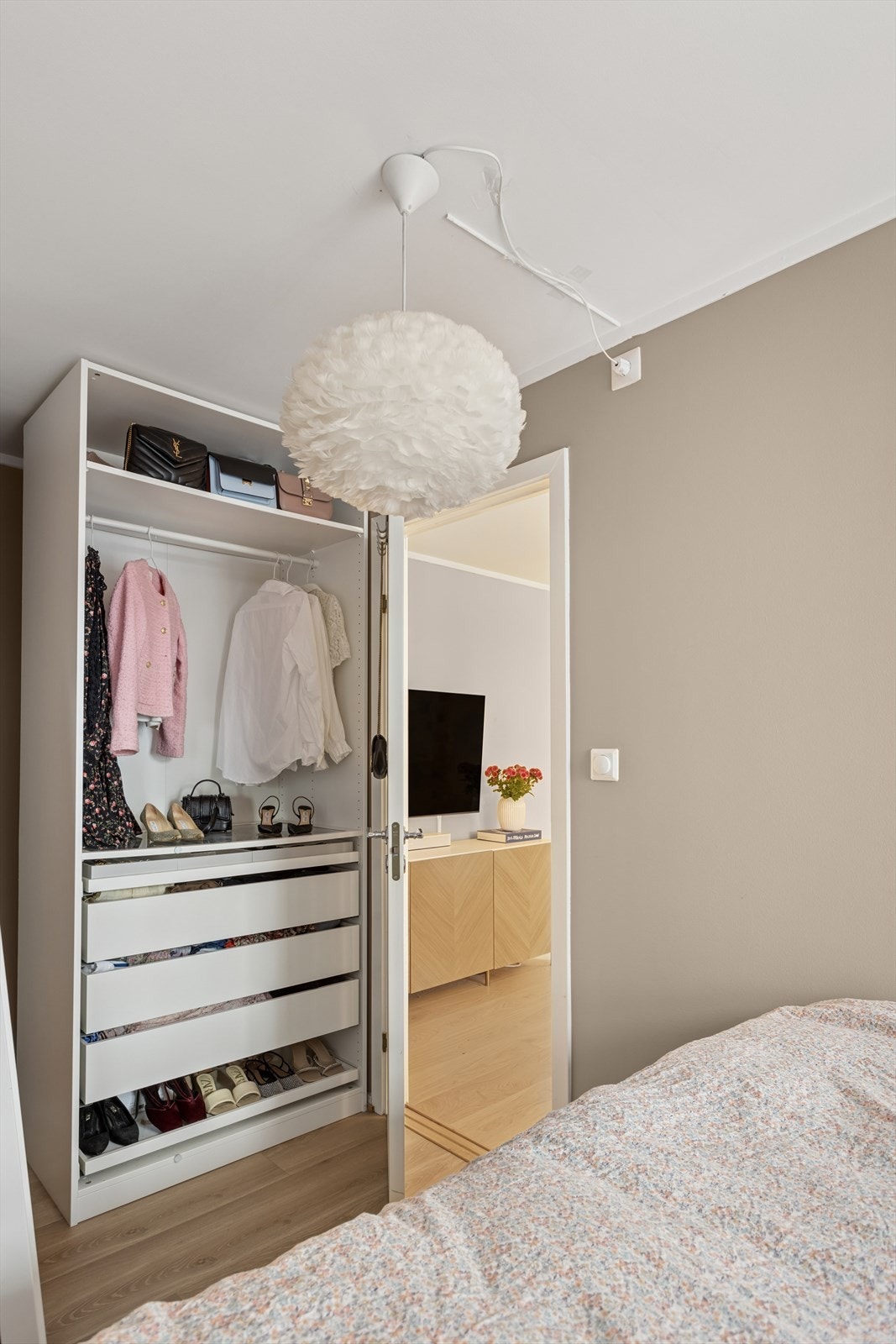 Praktisk åpent garderobeskap på soverommet Galleribilde