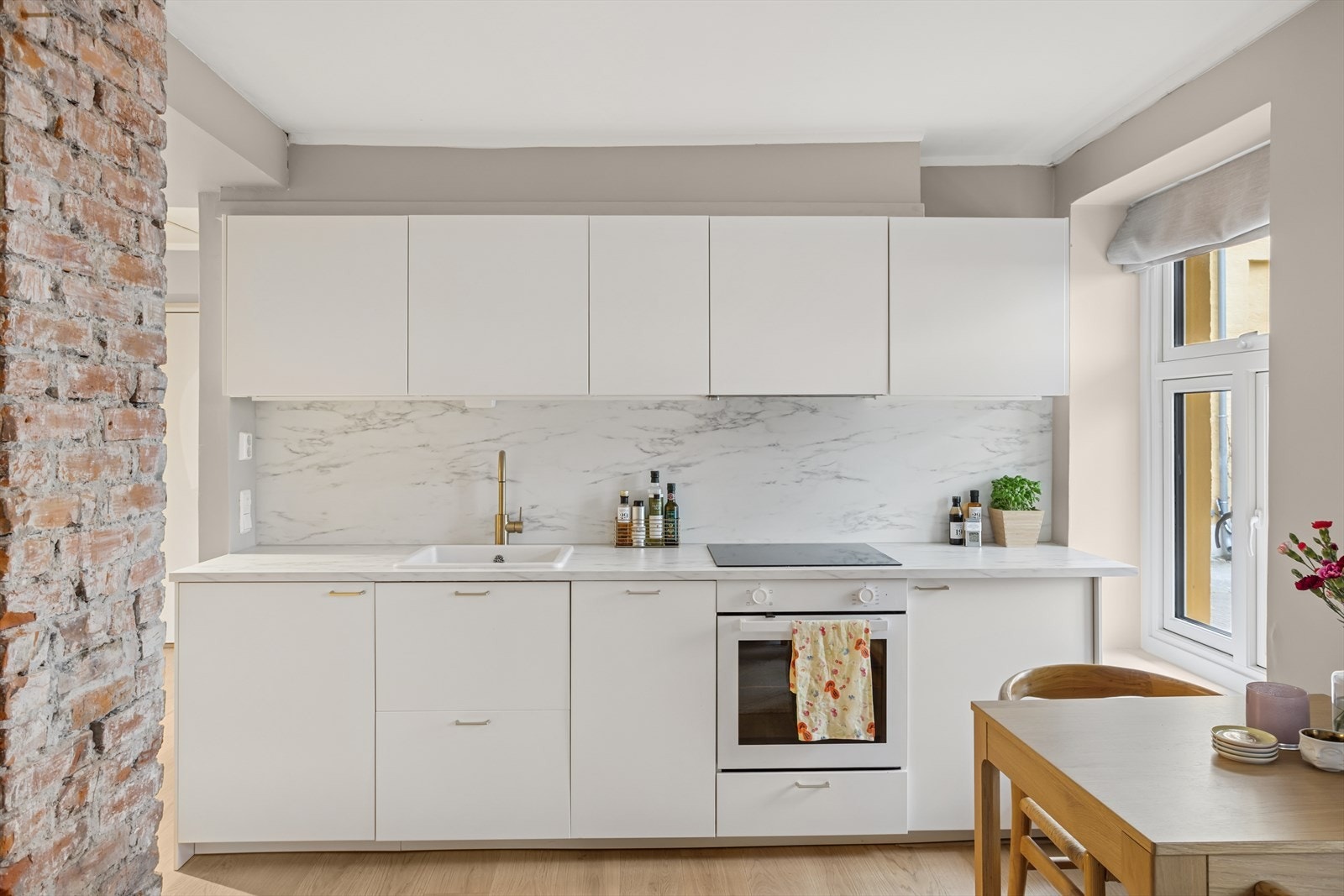 I 2022 ble boligen oppgradert med ny stilren Ikea kjøkkeninnredning Galleribilde