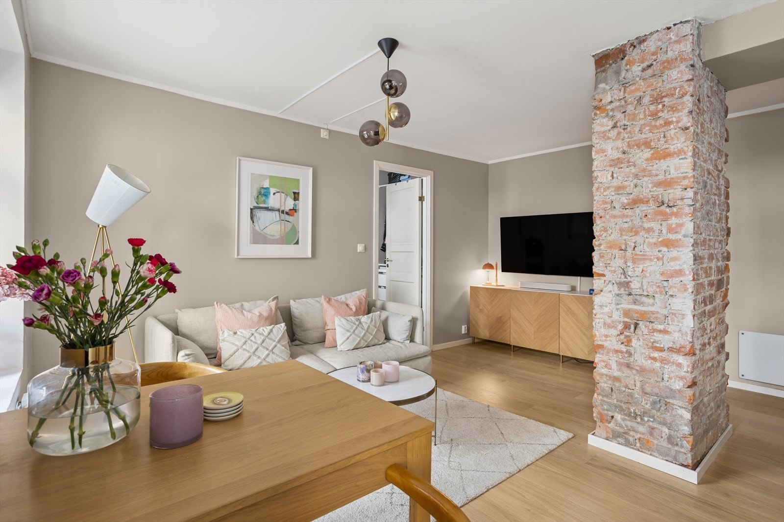 Den åpne stue/kjøkken løsningen gjør dette til et svært sosialt og hyggelig oppholdsrom Galleribilde