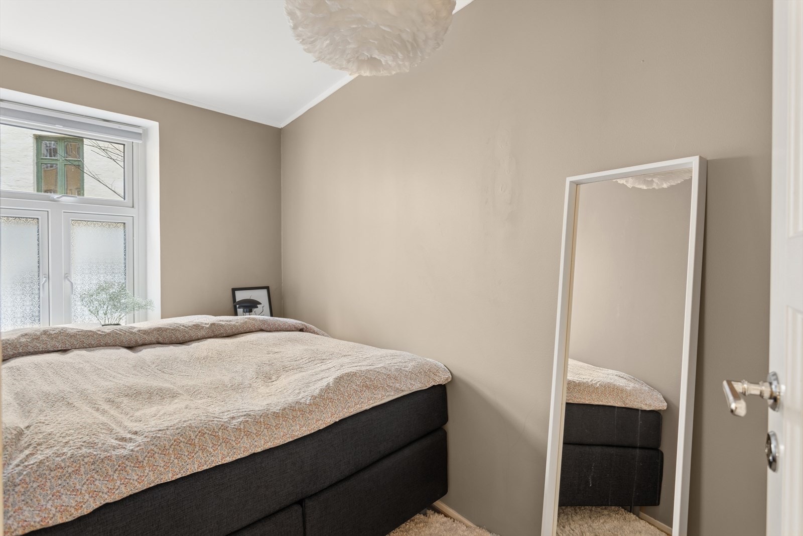 På soverommet har du plass til dobbeltseng, nattbord og tilhørende møblement Galleribilde